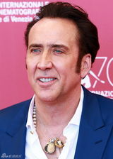 组图：尼古拉斯-凯奇现身发布会 型男范十足