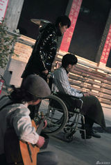 组图：李宇春《如梦之梦》排练曝光 素颜演菜鸟