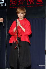 组图：容祖儿睽违11年台北开唱 一身大红烧乌龟