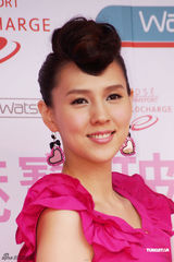 组图：朱芯仪产后复出 着桃红色洋装代言吸金