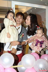 组图：蔡少芬开童装店 拿两女儿当活招牌