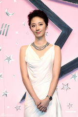 组图：桂纶镁白裙优雅代言腕表 化身女神诠释智慧