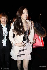 吴佩慈走秀捞金忙 称等大S生二胎时再考虑结婚(图)