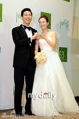 组图：韩星张润贞婚前记者会 称想多生孩子