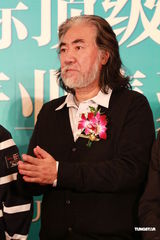 组图：张纪中助阵《太极传奇》签约 春节有望休假 