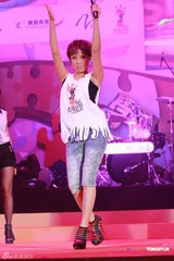 组图：李克勤郑欣宜开唱 鼓励年青人追梦