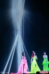 组图：S.H.E合体香港开唱 Selina感触落泪