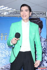 组图：萧敬腾亮相任招募大使 绿色小西装抢镜