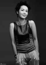 组图：蒋雯丽黑白写真 短发俏皮明眸动人