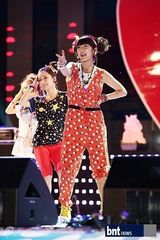组图：韩组合T-ara等亮相国际和平生命演唱会