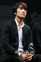 组图：宋承宪朱镇模等出席新片《无敌者》发布会