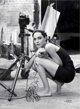 组图：辣妈安吉丽娜-朱莉登杂志封面电眼迷人