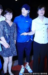 组图：周星驰亮相杭州吐舌卖萌