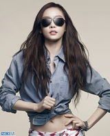 组图：KARA具荷拉拍写真 墨镜抢眼潮范足