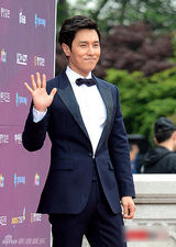 组图：金烔完深蓝西装绅士亮相 展现暖男气质