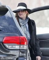 组图：新科影后劳伦斯片场睡眼惺忪状态如梦游