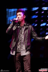 组图：张敬轩疑患流感隔离 巫启贤拒再收徒