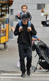 组图：奥兰多布鲁姆抱子出街 小宝贝专心舔棒冰