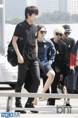 组图：韩团B1A4飞LA出席韩流庆典阳光帅气