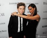 组图：贝嫂赴女性颁奖礼获奖 亲吻大儿子秀幸福