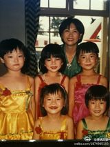 组图：Ella微博连曝童年照 自嘲绿豆眼姿态妩媚