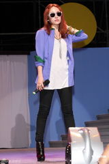 组图：萧亚轩昆凌等港台百位明星同台为公益开唱