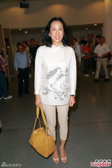 组图：朱玲玲助阵摄影展 不计划帮孙子摆满月酒