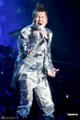 组图：孙楠无锡演唱会秀才艺 张靓颖亮相再现海豚音