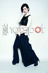 组图：童蕾登为杂志拍大片 摩登造型展时尚本色