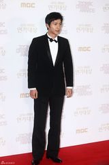 高清图：尹恩惠金秀贤JYJ亮相MBC演技大赏红毯