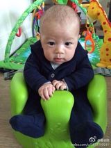 组图：霍启刚晒全家福 儿子取名霍中曦曝近照