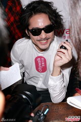 组图：林子祥曝儿子林德信桃花多 否认有准儿媳