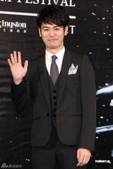 组图：妻夫木聪金马影展会影迷 现场大秀中文