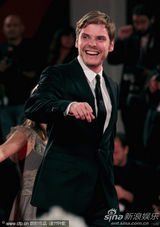 组图：非竞赛片《伊娃》首映 女演员与导演共舞