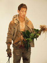 幻灯图：张丰毅时尚封面秀腹肌 演绎王者气概