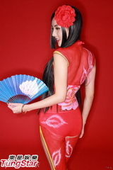 组图：许颖半裸画人体彩绘宣传动画电影