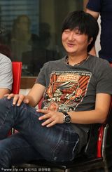 组图：王大治亮相手舞足蹈 戴墨镜避谈绯闻