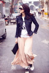 组图：张俪早春街拍照 心情大好对镜头做鬼脸