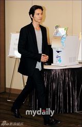 组图：元斌帅气亮相活动 俊秀清逸展美男气质