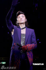 高清组图：郑伊健演唱会 舒淇登台与其热吻