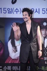 高清组图：李准基申敏儿出席《阿娘使道传》发布会