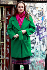 高清图：莉顿-梅斯特街拍绿色大衣搭配桃红围巾