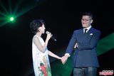 组图：许茹芸新婚首唱 与老公台上牵手拥抱