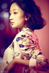 组图：张瑶一改剧中爽快个性 写真展现优雅迷人面