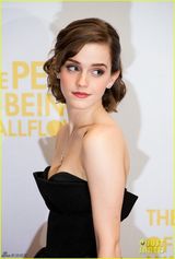 组图：艾玛-沃特森黑裙搭长裤演绎别样时尚