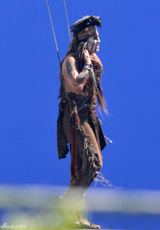 组图：德普半裸现身《独行侠》片场 造型雷人