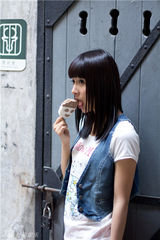 组图：贾青“儿童节”穿越 红领巾特辑童趣足