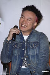 组图：陈奕迅巡演开庆功宴 否认婚变称家庭幸福