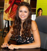 组图：妮娜-杜波夫长裙现身杂志签名会