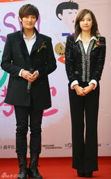 高清图：安七炫f(x)宋茜出席梦想教室落成典礼